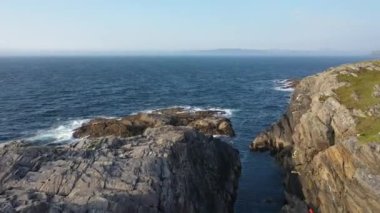 Donegal İlçesi 'ndeki Dawros kıyı şeridinin havadan görüntüsü - İrlanda