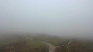 Donegal 'in Malin ilçesindeki Glengad Dağı' nda yoğun siste uçuyoruz.