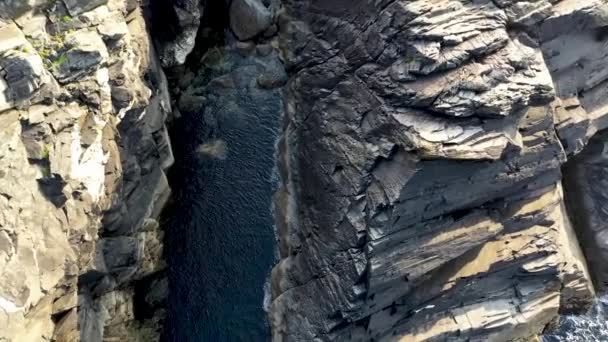Повітряний вид на берегову лінію в Давросі (графство Донегал, Ірландія). — стокове відео