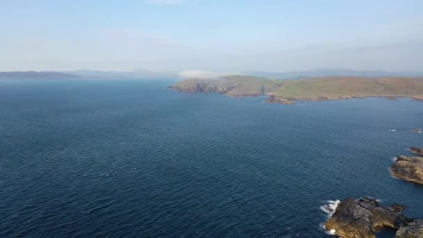 Вид з повітря на голову Данмора з островом Портноо та островом Ініскіл у графстві Донегал (Ірландія). — стокове відео