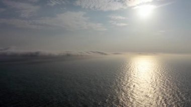 Donegal, İrlanda 'daki Dawros' ta bulutların üzerinde uçuyor.