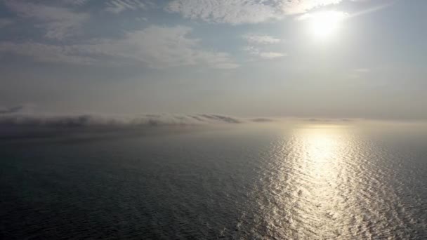 Donegal, İrlanda 'daki Dawros' ta bulutların üzerinde uçuyor. — Stok video