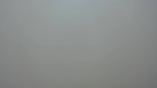 Πτήση μέσω πυκνής ομίχλης στο βουνό Glengad στο Malin της κομητείας Donegal - Ιρλανδία — Αρχείο Βίντεο