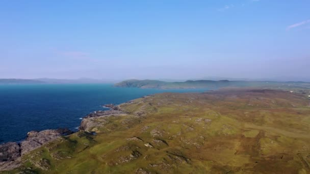 Widok z lotu ptaka na wybrzeże w Dawros w hrabstwie Donegal - Irlandia — Wideo stockowe
