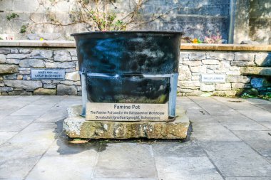 BalLYSHANNON, IRELAND - 22 Ağustos 2020: Avustralya 'ya giden yetim kızların anısına