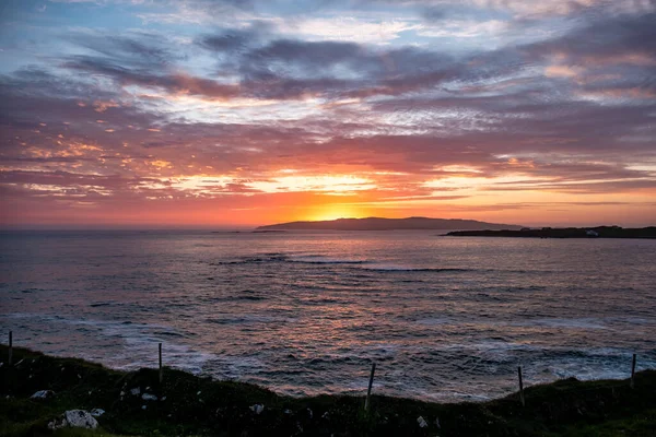 Puesta de sol sobre la isla de Aran - Arranmore - Condado de Donegal, Irlanda. — Foto de Stock