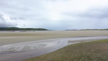 Donegal 'de Ardara ile Portnoo arasındaki Sheskinmore Doğa Koruma Alanı' ndaki Carn Sahili - İrlanda