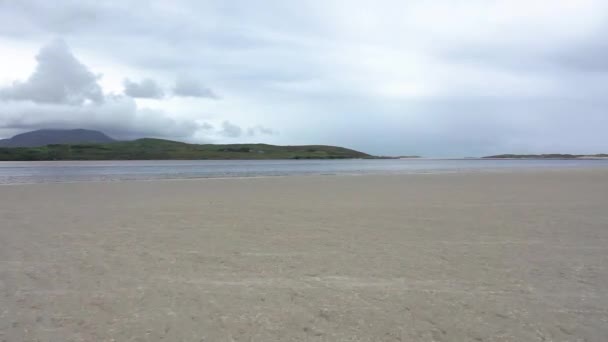 Carn stranden vid Sheskinmore naturreservat mellan Ardara och Portnoo i Donegal - Irland — Stockvideo