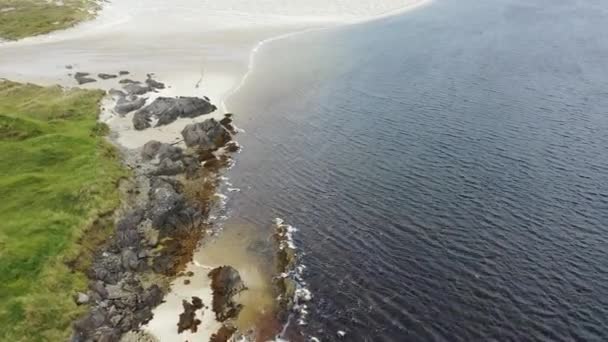 Pantai indah di teluk Sheskinmore antara Ardara dan Portnoo di Donegal - Irlandia — Stok Video