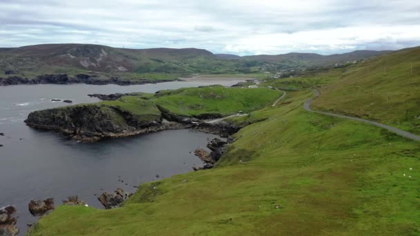 De verbazingwekkende kust van Glencolumbkille Donegal - Ierland — Stockvideo