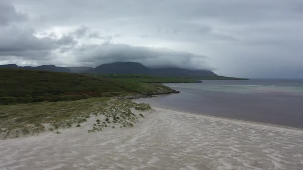 Bela praia na baía de Sheskinmore entre Ardara e Portnoo em Donegal - Irlanda — Vídeo de Stock