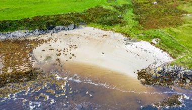 Ardara ile Donegal 'deki Portnoo arasında Sheskinmore Körfezi' ndeki güzel sahil - İrlanda