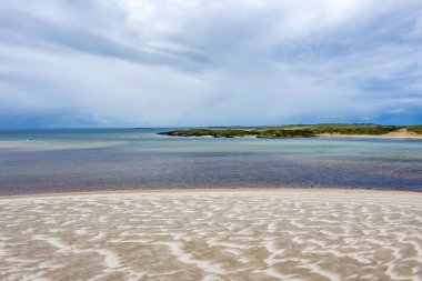 Ardara ile Donegal 'deki Portnoo arasında Sheskinmore Körfezi' ndeki güzel sahil - İrlanda