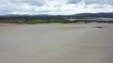 Donegal 'de Ardara ile Portnoo arasında Sheskinmore Doğa Koruma Alanı' nda sahil - İrlanda