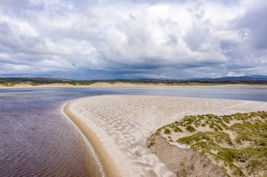 Ardara ile Donegal 'deki Portnoo arasında Sheskinmore Körfezi' ndeki güzel sahil - İrlanda