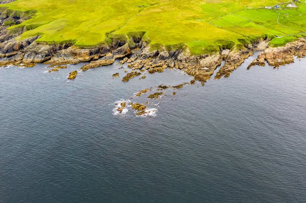 Vista aérea da costa selvagem por Glencolumbkille no Condado de Donegal, Irleand. — Fotografia de Stock