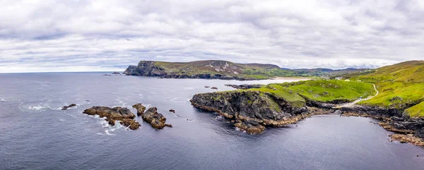 Vue aérienne de la côte sauvage par Glencolumbkille dans le comté de Donegal, Irleand. — Photo