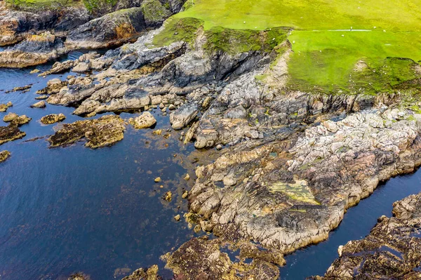 Luchtfoto van de wilde kust door Glencolumbkille in county Donegal, Irleand. — Stockfoto