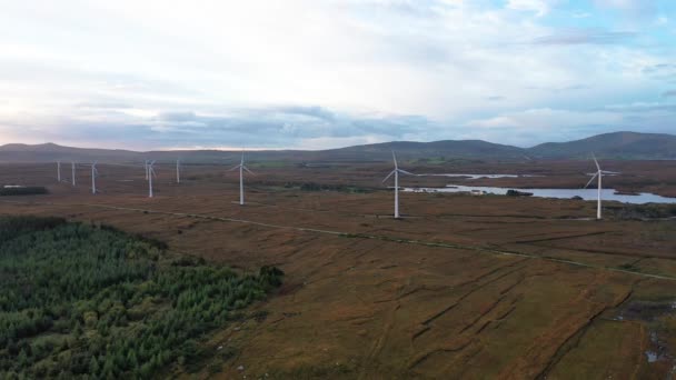The Loughderryduff windfarm 은 돈갈 주에 있는 Ardara 와 Portnoo 사이에서 생산. — 비디오