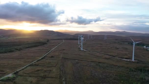 O parque eólico Loughderryduff está produzindo entre Ardara e Portnoo no Condado de Donegal. — Vídeo de Stock