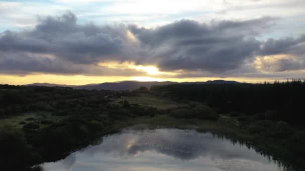 Donegal, İrlanda 'da bir peatbataklıkta güneşin doğuşuna doğru uçuyor.. — Stok video