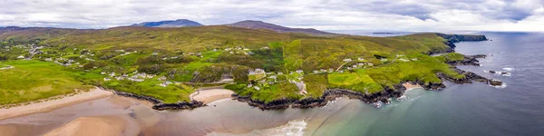 Flygfoto över vilda kusten av Glencolumbkille i County Donegal, Irleand. — Stockfoto