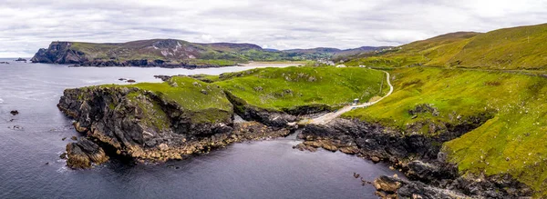 Flygfoto över vilda kusten av Glencolumbkille i County Donegal, Irleand. — Stockfoto