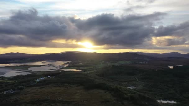 Donegal, İrlanda 'da bir peatbataklıkta güneşin doğuşuna doğru uçuyor.. — Stok video