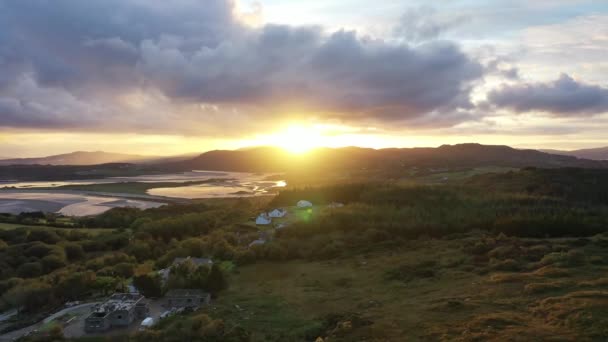 Voler au lever du soleil sur Ballyiriston dans le comté de Donegal - Irlande. — Video