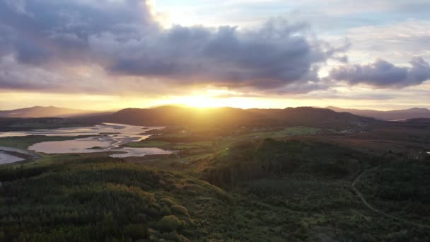 Donegal, İrlanda 'da Ballyiriston üzerinde güneşin doğuşuna doğru uçuyor.. — Stok video