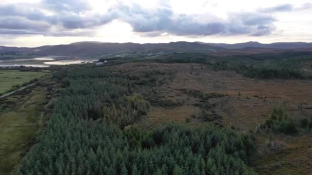 Let do východu slunce nad rašeliništěm v hrabství Donegal - Irsko. — Stock video