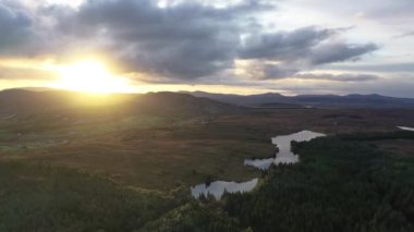 Donegal, İrlanda 'da Maas ve Lough Namanlagh' ın üzerinde gün doğumu.