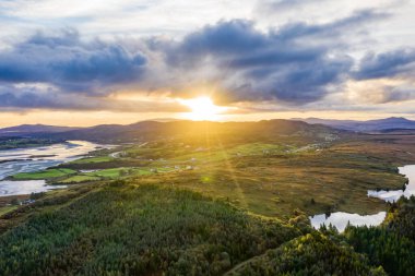 Donegal ilçesindeki Ballyiriston ve Maas 'ın havadan görünüşü - İrlanda.