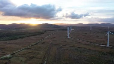 Donegal 'de Ardara ve Portnoo arasında Loughderryduff rüzgar çiftliği üretiliyor..