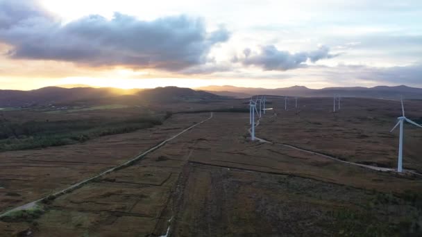 Donegal 'de Ardara ve Portnoo arasında Loughderryduff rüzgar çiftliği üretiliyor.. — Stok video