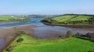 Donegal, İrlanda 'daki Donegal Körfezi' nin tepelerinde uçuyor.