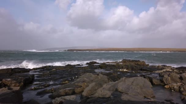 Onde oceaniche a Portnoo durante la tempesta Ciara nella contea di Donegal - Irlanda — Video Stock