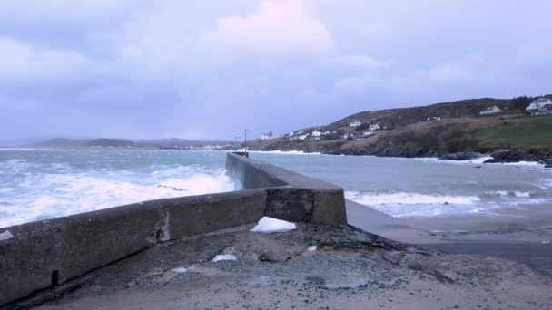 Ondas oceânicas em Portnoo durante a tempestade Ciara no Condado de Donegal - Irlanda — Vídeo de Stock