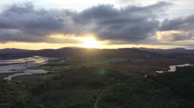 Donegal İlçesi 'ndeki Maas' a uçan Clooney - İrlanda.