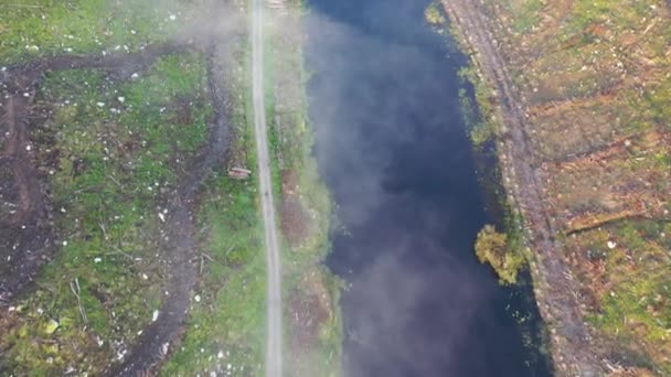 Vista aérea de Bonny Glen en el Condado de Donegal con niebla - Irlanda. — Vídeos de Stock