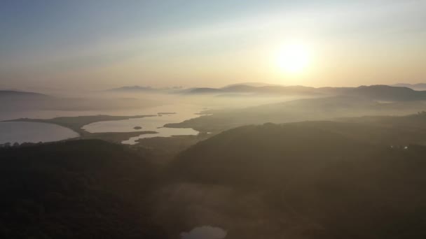 Αεροφωτογραφία του Bonny Glen στο County Donegal με ομίχλη - Ιρλανδία. — Αρχείο Βίντεο