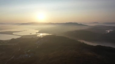 Donegal ilçesindeki Ballyiriston ve Bonny Glen 'in sisli hava manzarası - İrlanda.