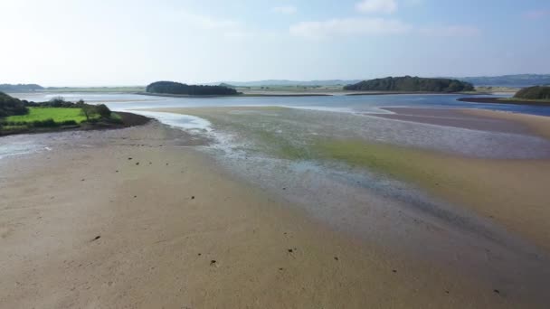 아일랜드 돈 갈만 (Donegal bay) 에 있는 머라 바를 향해 날아가는 비행기 — 비디오