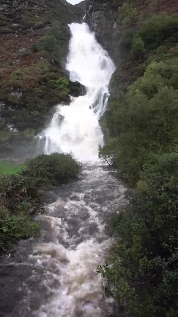 暴雨后流过的阿萨兰卡瀑布 — 图库视频影像