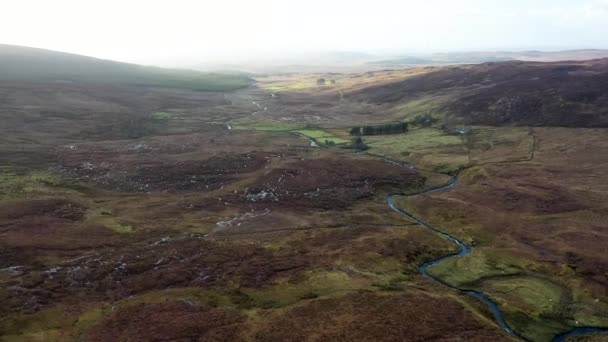 Voando através das montanhas de bluestack acima do rio Owentocker em Donegal - Irlanda — Vídeo de Stock