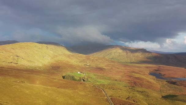 Voando através das montanhas bluestack em Meenaguise Mais em Donegal - Irlanda — Vídeo de Stock