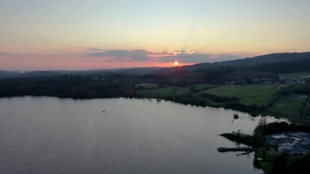 Vista aérea do Lago Eske em Donegal, Irlanda — Vídeo de Stock