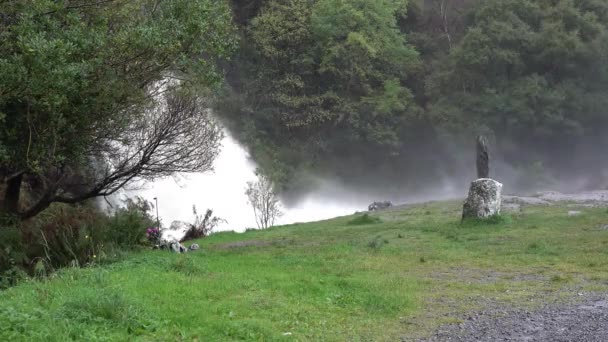 Водопад Ассаранка течет после сильного дождя — стоковое видео