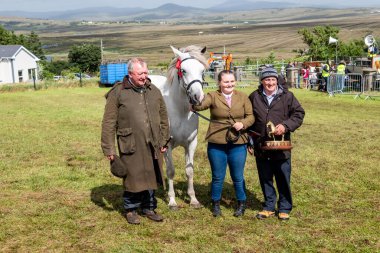 MEENACES, COUNTY DONEGAL, IRELAND - 4 AĞUSTOS 2025: Casey-Lee Hegarty ve takımı Meencross Tarım Fuarı 'nın en büyük midillisi ödülünü aldılar-