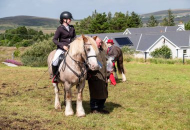 MEENACES, İKİ DONEGAL, İRELAND - 4 AĞUSTOS 2025: Danni Watters Gelişmiş Binicilik Bölümü 'ndeki performansı sırasında.